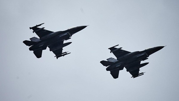 F-16 Fighting Falcons during aviation detachment exercies at the Air Force base in Lask, Poland June 19, 2015.  REUTERS/Tomasz Stanczak/Agencja Gazeta   THIS IMAGE HAS BEEN SUPPLIED BY A THIRD PARTY. IT IS DISTRIBUTED, EXACTLY AS RECEIVED BY REUTERS, AS A SERVICE TO CLIENTS. POLAND OUT. NO COMMERCIAL OR EDITORIAL SALES IN POLAND.