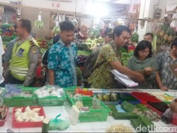Petugas Temukan Pacar Cina Mengandung Pewarna Tekstil di Pasar Kelapa Dua