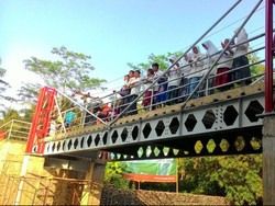 Warga Pandeglang Antusias Gunakan Jembatan Baru Hasil Swadaya