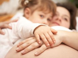 Meski sedang Hamil, Ibu Tak Harus Berhenti Menyusui si Kecil Kok