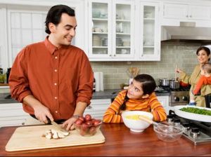 Anak Lebih Banyak Makan Sayur Jika Diajak Memasak