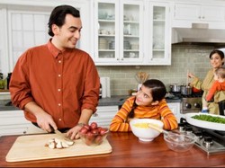 Ikut Siapkan MPASI Bergizi, Ayah Bisa Bantu Cegah Anak Stunting Lho