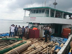 Mabes Polri dan Kemen LHK Tinjau Kapal Pengangkut Ilegal Logging di Kaltim