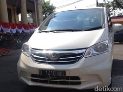 Emosi Mobilnya Disalip, 3 Pria Keroyok Sopir Taksi Hingga Bonyok