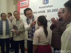 Pakaikan Kacamata ke Seorang Siswa SD, Canda Ahok: Jangan Main Game Melulu