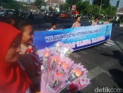 Peringati Hari Anti Narkoba Internasional, BNNK Surabaya Bagi-bagi Bunga