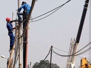 Tiang Listrik Nyaris Roboh di Dekat Pintu Tol Pasar Rebo