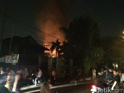 Api Tepat di Belakang Gedung Komnas PA Berhasil Dipadamkan