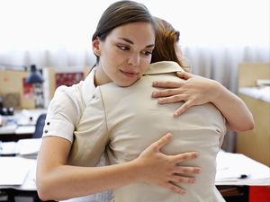 Studi Ungkap Manfaat dari Pelukan, Bisa Redakan Cemas hingga Depresi?