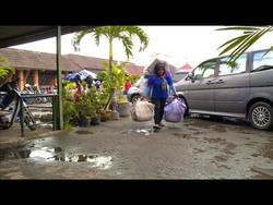 Kisah Suyatni, Buruh Gendong yang Banyak Sedekah Dapat Rezeki Umrah