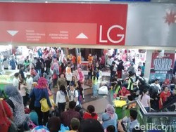 Belanja Baju Lebaran, Pembeli Serbu Blok A Tanah Abang