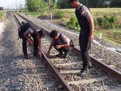 Periksa Lintasan KA di Probolinggo, Polisi Temukan Baut Rel Hilang
