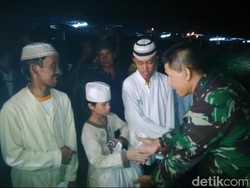 Buka Bersama Warga di Bantaran Kali Ciliwung, Pangdam Jaya Bagikan Sembako