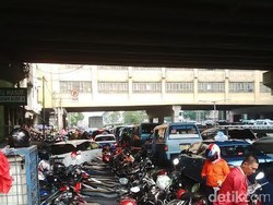 Mobil dan Motor Parkir Sembarangan, Pasar Tanah Abang Macet Parah