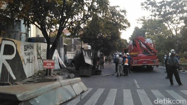 Truk Terguling, 13 Satpol Surabaya Usai Patroli Ramadan 