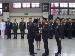 Kapolri Raih Bintang Bhayangkara Utama dari Menko Polhukam