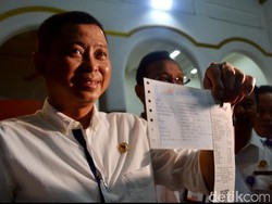 Di Stasiun Cirebon, Jonan Jajal Layanan Pesan Tiket Kerata Api e-kiosk