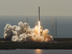 Roket SpaceX yang Meledak Bawa 2 Ton Suplai untuk Awak Antariksa