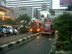 Ketika Medsos Jadi Jam Weker bagi Penjinak Api dan Penambal Jalan