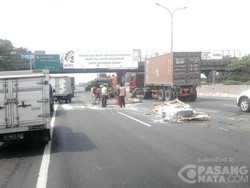 Truk Muatan Kaca Terguling, Tol Cibitung Macet 16 Km