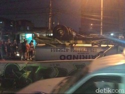 Mobil Tanki Air Terbalik di Jl Dewi Sartika, Arus Lalu Lintas Tersendat