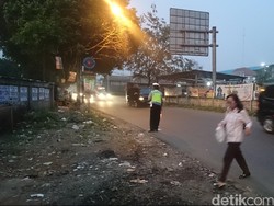 Di Jati Asih-Bekasi, Polisi Atur Lalu Lintas Usai Subuh