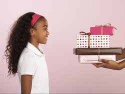 Beri Anak Kado Saat Ulang Tahun, Wajibkah?