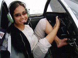 Meski Tak Punya Lengan, Jessica Sukses Mengendarai Pesawat dengan Kakinya