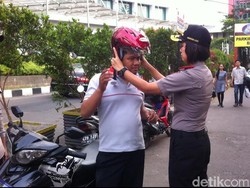 Jelang Hut Bhayangkara, PTIK Bagi-bagi Helm Gratis di Blok M