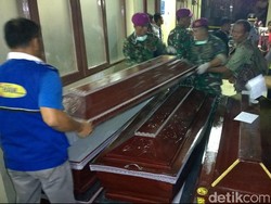 Petugas Mulai Siapkan Peti Jenazah Korban Hercules di RS Adam Malik