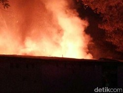 Kebakaran Landa Tempat Pembuangan Limbah Kardus di Kabupaten Tangerang