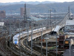 4 Shinkansen Tiba di Stasiun Usai Tertahan 11 Jam Imbas Gempa Jepang 4 Shinkansen Tiba di Stasiun Usai Tertahan 11 Jam Imbas Gempa Jepang