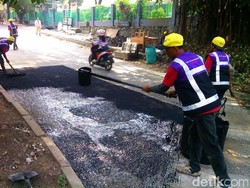 Cerita Pahlawan Jalan Rusak di Bandung