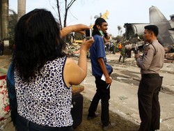 Banyak Warga yang Ingin Dekat ke Lokasi Hercules Jatuh untuk Foto-foto