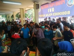 Tangis Keluarga Korban Hercules Jatuh Pecah di RSUP Adam Malik