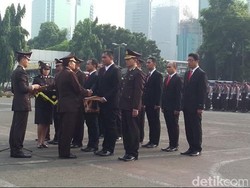 HUT ke-69 Bhayangkara, Ratusan Polisi Polda Metro Diberi Penghargaan