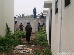 Dilarang, Warga Tetap Merangsek ke Lokasi dan Ada yang Sampai Panjat Tembok
