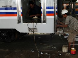 KRL Nambo-Angke Dilempar Batu, Kaca Pintu Pecah