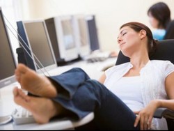 Tidur dengan Posisi Duduk dan Minum Air 8 Gelas Sehari Ampuh Cegah Keriput?