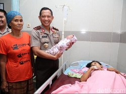 Gendong Bayi Syahrini, Kapolda Metro: Ini Kado HUT Bhayangkara dari Allah
