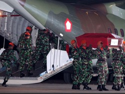 Hercules Kembali Berangkat Bawa 21 Jenazah Korban Hercules