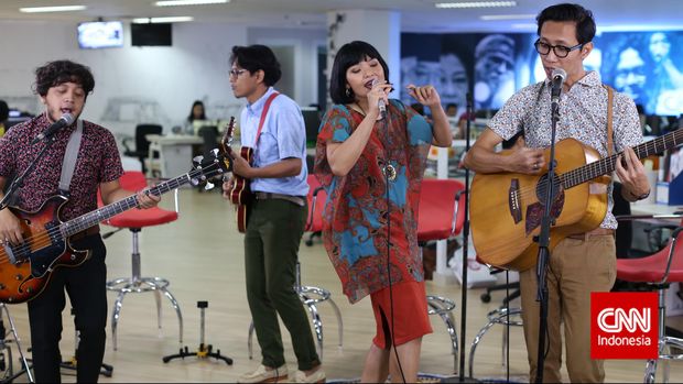 Penampilan White shoes and the couples company saat bermusik di CNN Indonesia Music at Newsroom, Jakarta, Rabu, 1 Juli 2015. CNN Indonesia/Safir Makki