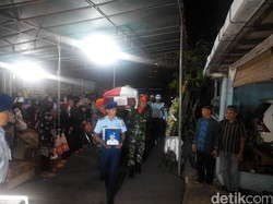 Anak Letda Kal Agus Sriyadi Histeris Melihat Kedatangan Jenazah Ayahnya