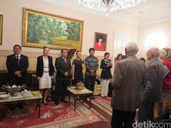 Keren! Warga Rusia Pandu Lagu Rayuan Pulau Kelapa di KBRI