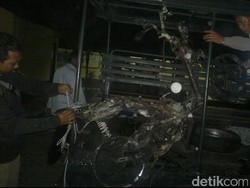 Penjambret Dimassa dan Motornya Dibakar Warga