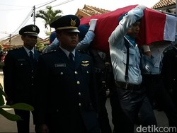 Tangis Haru Keluarga dan Warga Iringi Pemakaman Sertu Aang