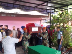 Cerita Bibi Ipar Sambil Menangis: Meme Ditemukan Memeluk Anaknya