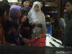 Putri Peltu Ibnu Kohar Menangis Melihat Jenazah Ayahnya Disalatkan