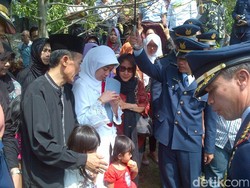 Suasana Khidmat dan Haru Iringi Pemakaman Pilot Kapten Sandy