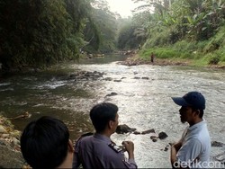 Seorang Anak Tenggelam saat Mandi di Sungai Ciliwung